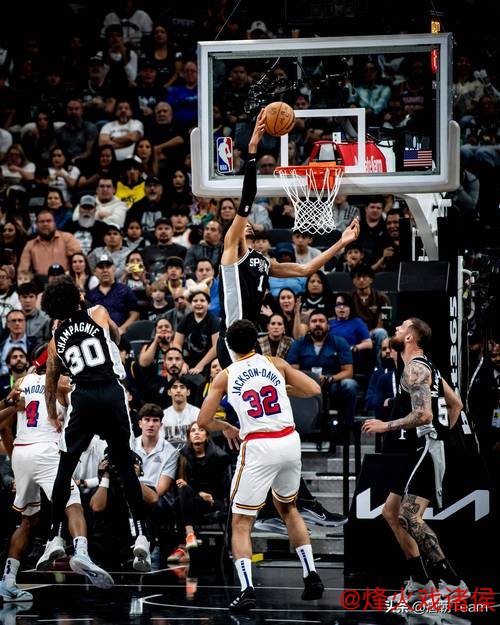 文班亚马25+7+9力压库里14分 马刺逆转17分击败勇士