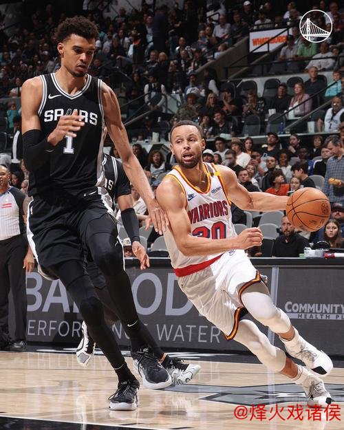文班亚马25+7+9力压库里14分 马刺逆转17分击败勇士