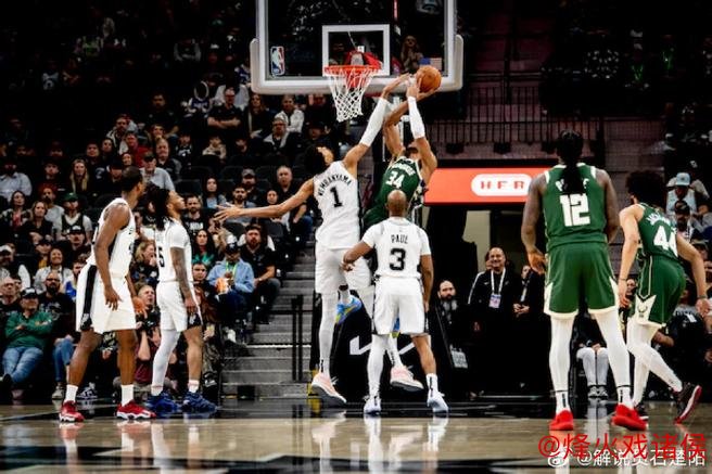 文班亚马25+7+9力压库里14分 马刺逆转17分击败勇士