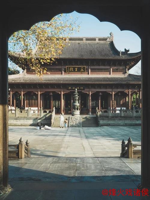 文化探秘：杭州钱王祠为何吸引众多年轻人？